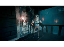 Charger l'image dans la galerie, Homme avec lunettes et salopette debout dans un couloir sombre et effrayant.