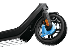 Charger l'image dans la galerie, Gros plan sur la roue et le système de suspension d'une trottinette électrique, accents bleus visibles.