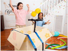 Charger l'image dans la galerie, Deux filles célèbrent. Une trottinette dans une boîte avec ballons et confettis.