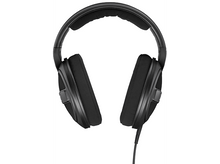 Charger l'image dans la galerie, Casque audio noir. Conception circum-auriculaire avec coussinets épais et bandeau rembourré. Un câble est visible.