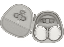 Charger l'image dans la galerie, Casque dans un étui ouvert. Un câble et un adaptateur sont visibles dans la partie gauche de l'étui.