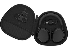 Charger l'image dans la galerie, Casque noir dans un étui de transport noir, avec un câble et un adaptateur.