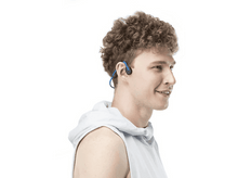 Charger l'image dans la galerie, Un homme aux cheveux bouclés portant un sweat à capuche blanc et un écouteur bleu.