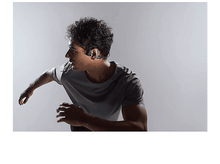 Charger l'image dans la galerie, Un homme courant avec des écouteurs à conduction osseuse, sur fond gris dégradé.