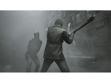 Charger l'image dans la galerie, Homme en manteau vert combat un zombie avec une batte en bois dans un cadre urbain enfumé.