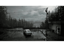 Charger l'image dans la galerie, Un parking sombre et abandonné surplombant une forêt et un plan d'eau.