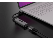 Charger l'image dans la galerie, Ordinateur portable connecté à un adaptateur gris via un câble noir. Câble Ethernet branché.