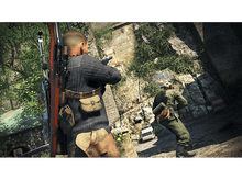 Charger l'image dans la galerie, Soldat visant avec un fusil, un autre soldat en arrière-plan, scène de guerre.