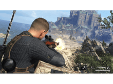 Charger l'image dans la galerie, Un homme vise avec un fusil de sniper dans un jeu vidéo, avec une ville et de l'eau en arrière-plan.