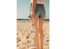Charger l'image dans la galerie, Femme tenant bouteille avec texte 'MY ONLY BOTTLE' sur plage. Bulles et mer en arrière-plan.