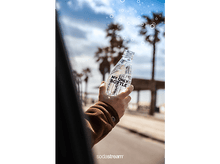 Charger l'image dans la galerie, Main tenant une bouteille d'eau avec le texte 'MY ONLY BOTTLE'.