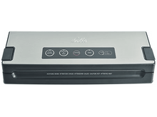 Charger l'image dans la galerie, Scelleuse sous vide argentée et noire avec plusieurs boutons et un logo.