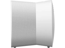 Charger l'image dans la galerie, Un haut-parleur blanc avec une face avant perforée et un côté incurvé et plein. Il repose sur une surface blanche.