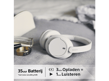 Charger l'image dans la galerie, Casque blanc, bague et parfum sur un lit.