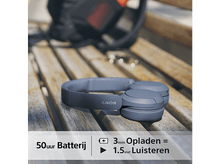 Charger l'image dans la galerie, Casque Sony bleu sur un banc en bois. Texte : 50 heures de batterie, 3 min de charge = 1,5 heure d'écoute.