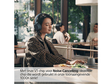 Charger l'image dans la galerie, Femme avec casque à table avec nourriture et tasse à café dans un café.