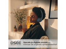 Charger l'image dans la galerie, Personne portant un casque bleu, avec texte sur l'amélioration de la musique numérique.