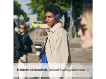 Charger l'image dans la galerie, Homme avec casque et tasse à café, marchant dans la rue, texte en dessous.