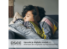 Charger l'image dans la galerie, Femme sur un canapé portant un casque Sony noir, avec du texte sur la qualité sonore.