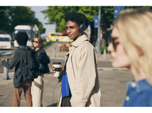 Charger l'image dans la galerie, Un homme avec un casque marchant dans la rue.