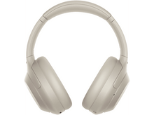 Charger l'image dans la galerie, Casque beige avec un bandeau incurvé et de grands écouteurs, isolé sur fond blanc. Le design est moderne et élégant.