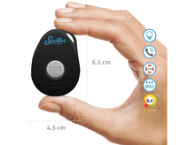 Charger l'image dans la galerie, Un tracker GPS Spotter noir dans une main. Affiche les dimensions et les icônes des fonctionnalités.