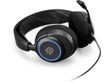Charger l'image dans la galerie, Casque de jeu SteelSeries noir avec microphone. Un anneau lumineux bleu sur l'écouteur. Fond blanc.