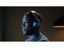 Charger l'image dans la galerie, Un homme portant un casque noir avec un microphone regarde vers la gauche.