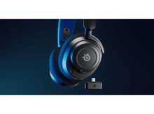 Charger l'image dans la galerie, Casque SteelSeries noir et bleu avec un petit récepteur USB noir.