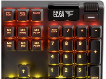 Charger l'image dans la galerie, Un clavier avec des touches éclairées. Le coin supérieur droit porte un logo FAZE CLAN.