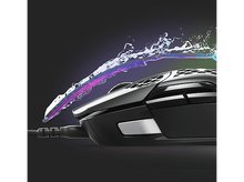 Charger l'image dans la galerie, Souris gaming noire avec effet d'éclaboussure d'eau aux couleurs arc-en-ciel. Fond sombre.