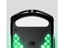 Charger l'image dans la galerie, Souris gaming, vue de dessous, avec lumières vertes allumées. Le dessous de la souris est noir.