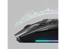 Charger l'image dans la galerie, Souris de jeu noire avec un design en nid d'abeille. Effet d'éclaboussure d'eau en arrière-plan.