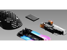 Charger l'image dans la galerie, Composants de souris gaming : coque, circuit imprimé, batterie et coque inférieure grise.