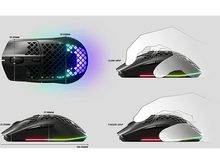 Charger l'image dans la galerie, Souris SteelSeries, noire avec RGB, montrée avec mesures et prises en main.