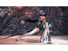 Charger l'image dans la galerie, Une station d'alimentation avec un ordinateur portable, un téléphone et d'autres objets sur une couverture à l'extérieur.