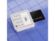 Charger l'image dans la galerie, Un terminal de paiement blanc avec une carte noire. La carte affiche des chiffres.
