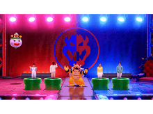 Charger l'image dans la galerie, Personnages de Mario sur scène. Bowser au centre, autres personnages et tuyaux.