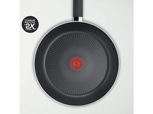 Charger l'image dans la galerie, Poêle noire avec Thermo-Spot rouge sur fond blanc.