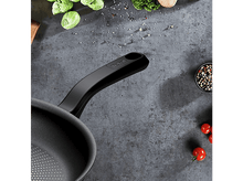 Charger l'image dans la galerie, Vue aérienne d'une poêle avec manche, entourée de légumes et épices sur surface grise.