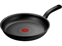 Charger l'image dans la galerie, Poêle noire avec un cercle rouge au centre. Manche noir. La poêle est sur fond noir.