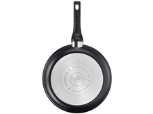 Charger l'image dans la galerie, Le fond d'une poêle noire avec une poignée.