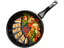 Charger l'image dans la galerie, Une poêle avec des morceaux de poulet et des légumes comme des poivrons et des tranches de citron.