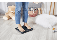Charger l'image dans la galerie, Personne debout sur un pèse-personne numérique.