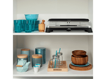 Charger l'image dans la galerie, Étagère avec ustensiles de cuisine : bols, verres, assiettes et un service à fondue. Autres outils de cuisine.