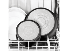 Charger l'image dans la galerie, Lave-vaisselle avec deux poêles à l'intérieur. Poêles avec intérieurs blancs et dans un support métallique.