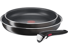 Charger l'image dans la galerie, Deux poêles Tefal noires et une poignée amovible noire avec bouton rouge. Sur une surface blanche.