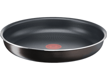 Charger l'image dans la galerie, Poêle antiadhésive noire avec un logo rouge au centre, sur fond noir.