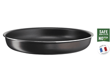 Charger l'image dans la galerie, Poêle noire avec bord argenté. Revêtement anti-adhésif avec autocollant drapeau français.