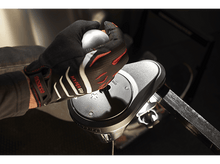 Charger l'image dans la galerie, Main tenant un pommeau de levier de vitesses argenté dans une voiture.